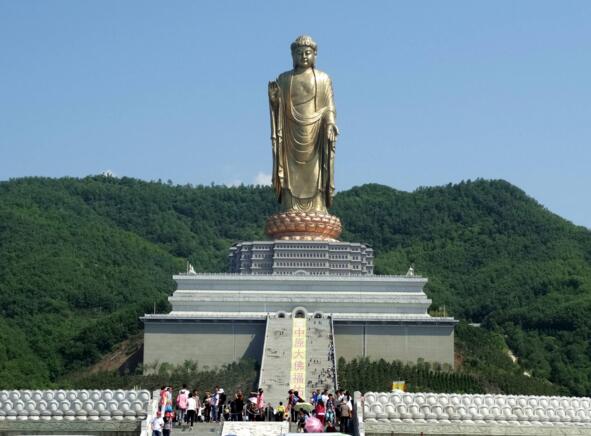 世界上最大的石刻弥勒佛像，四川乐山大佛高达71米