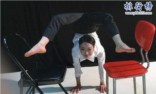 中国最软的人:刘藤,可以用头碰到屁股(身体比蛇还软)