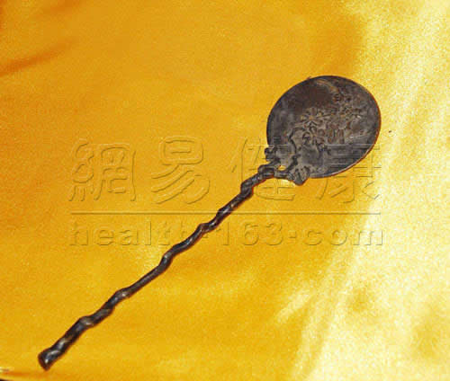 刑具：古代对待出轨女人的木马刑具