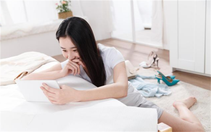 【惊掉下巴】男子跪地求妻子 让妻子和陌生男人发生关系