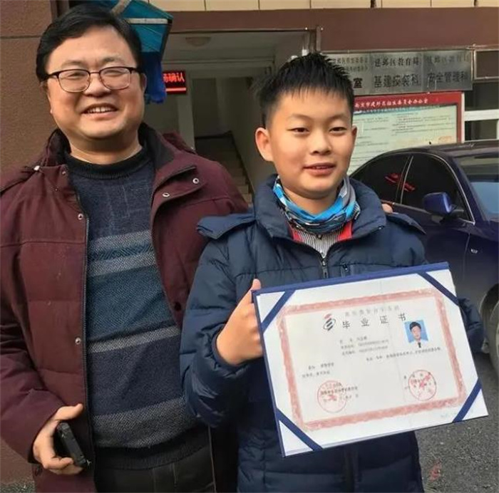 10年前 被父亲逼迫零下13度裸跑的4岁小男孩 现在他有何成就？