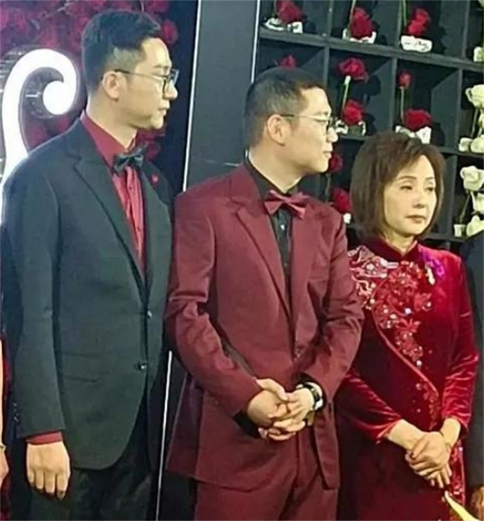 【同性恋婚礼】俩男子在酒店举办婚礼 现场拥吻秀恩爱
