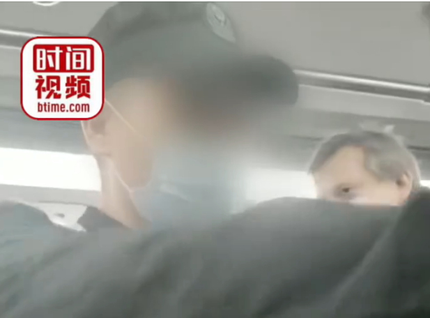 【黑榜】深圳地铁一保安要求乘客给外国人让座遭质疑 保安公司：误以为外国乘客身体不适