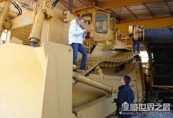 世界上最大的卡车，姚明身高只有卡车1/4(售价高达40000万元)