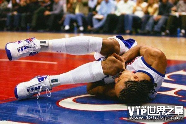 篮球场上恐怖的三次断腿事故