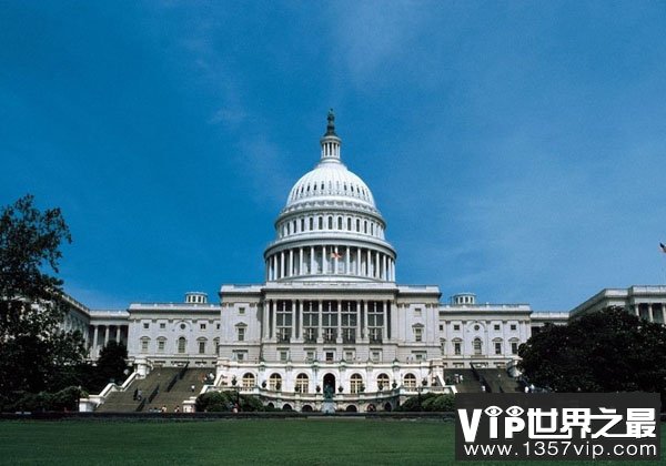 美国白宫被焚烧过才涂成白色的
