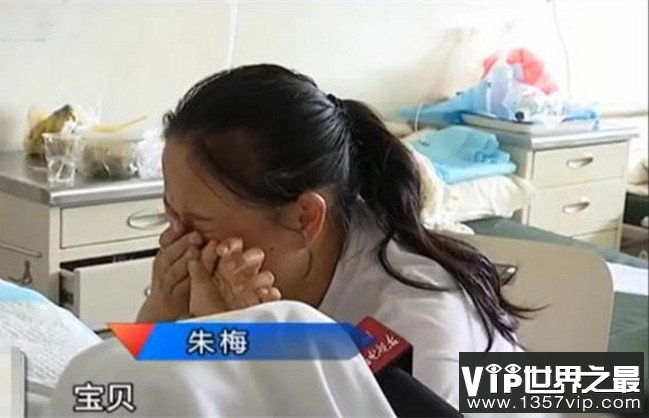女孩被自家狗撕咬 宠物狗发狂连自家人都咬