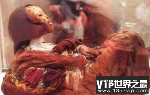 被冰封500年的12岁祭品少女