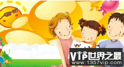 父亲抓住毒蛇，让女儿在被咬后无动于衷