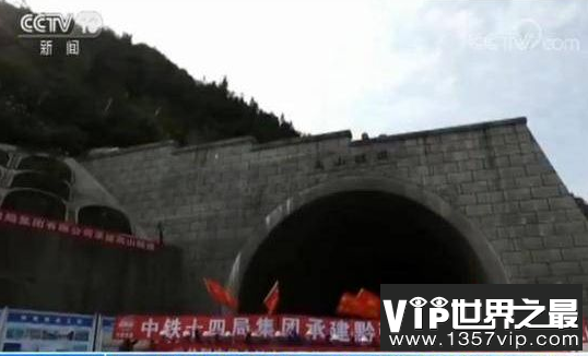 通过重庆至长沙的100米溶洞隧道可减少7小时