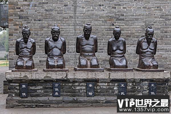 岳飞墓前的秦桧跪像袒胸露乳，王氏跪像被戴胸罩