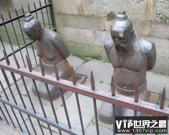 岳飞墓前的秦桧跪像袒胸露乳，王氏跪像被戴胸罩