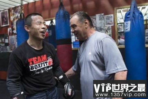 最有趣的拳击手打了别人两拳
