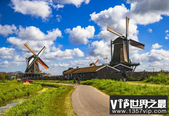荷兰是世界上最低的,在海平面以下6.7米处是海洋王国