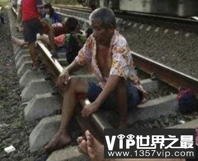 为什么印尼有人沉迷于卧轨，说能够治百病