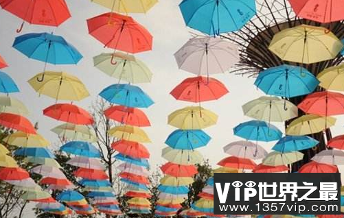 河南省洛阳，世界上最大的雨伞，有100000个五颜六色的雨伞节
