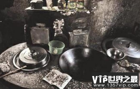 香港灶台藏尸案真实案件，放血藏尸却渗到楼下