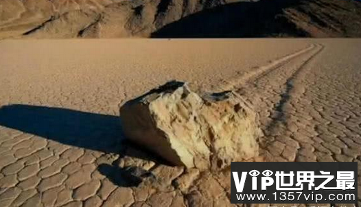 美国死亡谷移动的石头，最远的走了30米