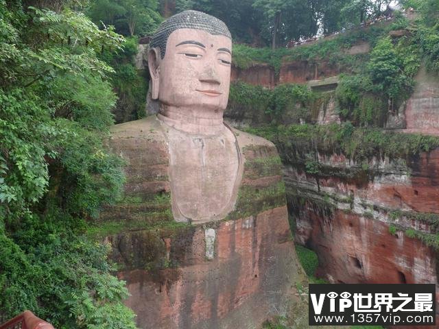 乐山大佛体内真的藏有宝藏吗 乐山大佛胸口两条裂痕原因