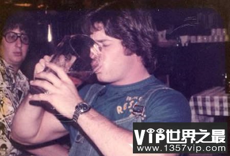 与啤酒有关的吉尼斯世界纪录，1.3秒喝下1升啤酒(www.1357vip.com)
