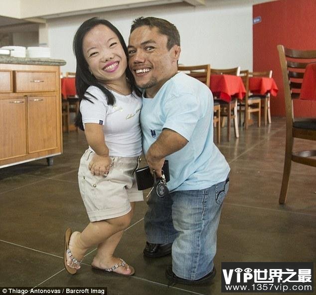 世界上最矮的夫妻，身高均不足0.9米(一对小矮人)(www.1357vip.com)