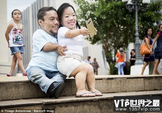 世界上最矮的夫妻，身高均不足0.9米(一对小矮人)(www.1357vip.com)