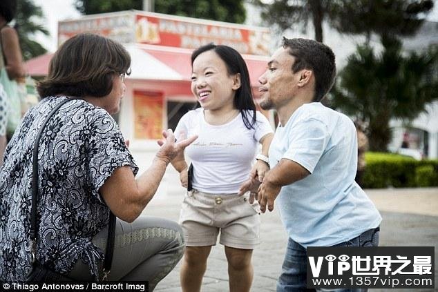 世界上最矮的夫妻，身高均不足0.9米(一对小矮人)(www.1357vip.com)