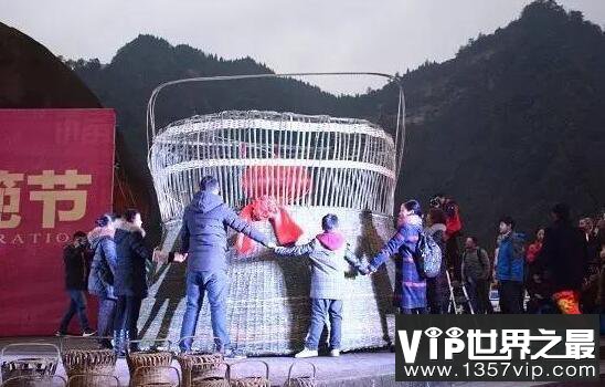 天下第一大火篼，需要12个人牵手才能环抱(www.1357vip.com)