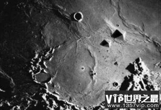 月球背面发现外星人痕迹，到处是密密麻麻陨石坑