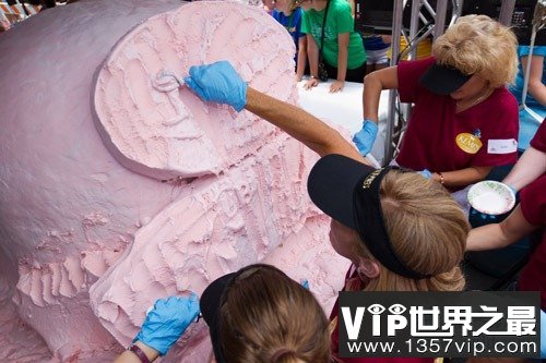 世界上最大的冰淇淋，重达1.4吨/高1.67米(图)(www.1357vip.com)