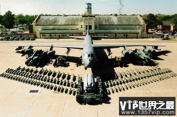 世界上最大的轰炸机，B-36轰炸机(可载2架战斗机)(www.1357vip.com)