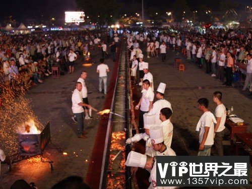 世界上最长的肉串，长达112米(消耗600斤猪肉)(www.1357vip.com)