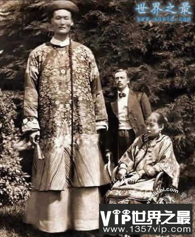中国最高的人，吉尼斯认证鲍喜顺(2.36米)(www.1357vip.com)
