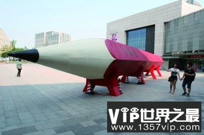 世界上最大的圆珠笔，长度达5.5米(www.1357vip.com)