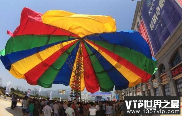 世界上最大的伞，高14米直径23米(图)(www.1357vip.com)
