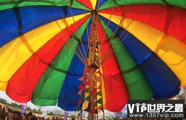 世界上最大的伞，高14米直径23米(图)(www.1357vip.com)
