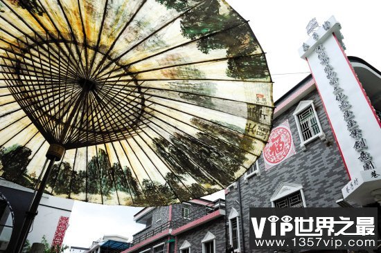 世界上最大的伞，高14米直径23米(图)(www.1357vip.com)