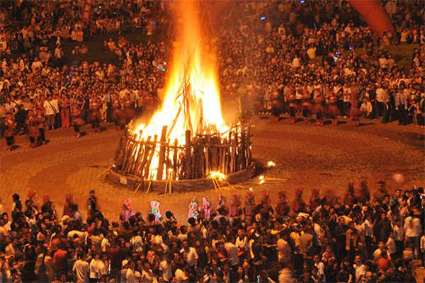 火把节是哪个民族的节日？彝族火把节规模空前热闹非凡