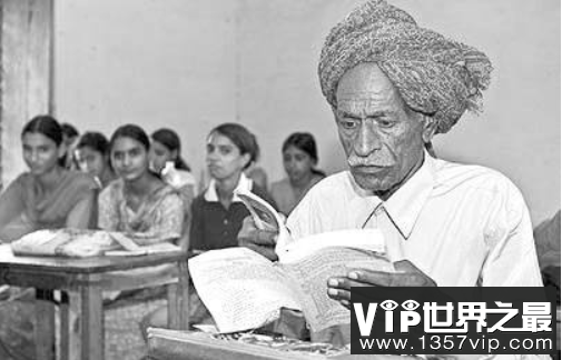 世界上最差劲的中学生，中考考了37年，74岁了还在考（图1）