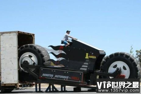 世界上最长的摩托车：长23米，2轮25座的超长摩托车