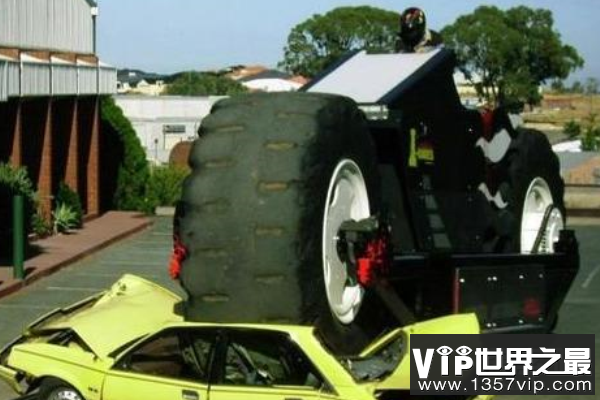世界上最重的摩托车：摩托怪兽，车重14吨，轮胎高3米