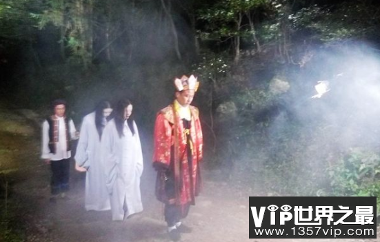 湘西赶尸中的僵尸怎么走路的，站成一排跳着走真是吓人