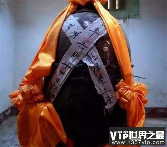 【肉身活佛为什么不腐烂】和尚死后坐缸肉身不腐其实是防腐药草在作怪