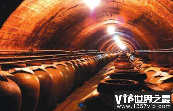 白酒与洋酒的差距巨大，制酒方法与原料不同(图3)