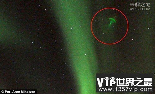 挪威天空现水母状物体疑为卫星反射极光
