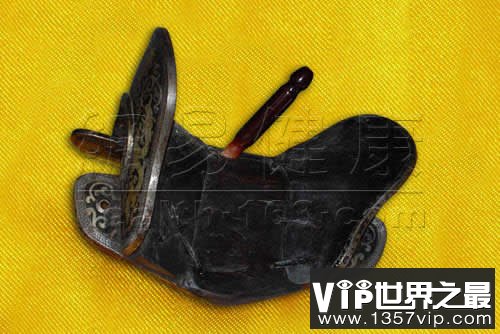 刑具：古代对待出轨女人的木马刑具