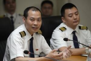 川航8633空管对话视频，满屏四川8633成都在叫你(真叫人揪心)
