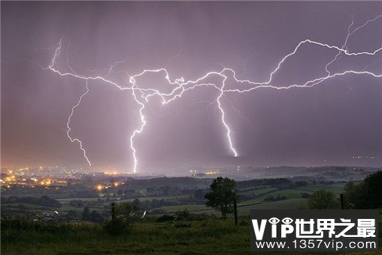 空中降鱼是真实的自然现象，不少人把鱼带回家煮了吃