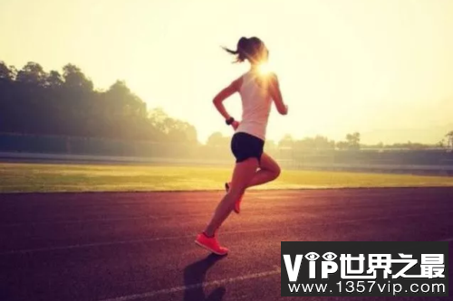 当跑步机遇上塑胶跑道,谁的运动感更胜一筹