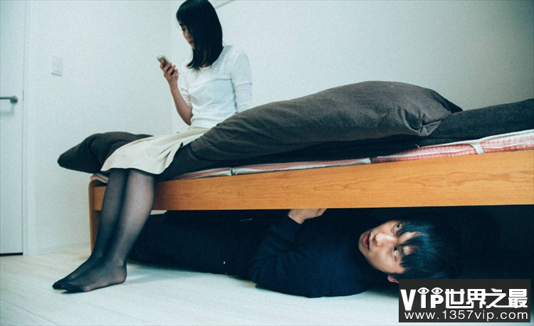 男子怀疑妻子有外遇 一怒之下砸了情敌汽车（损坏财物）